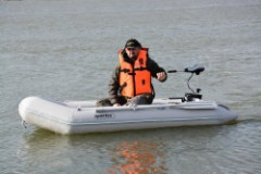 čln Sportex v akcii s elektromotorom Rhino Cobolt pre pohodlné vozenie sa po vašej obľúbenej vode či splavovanie vašej malej rieky