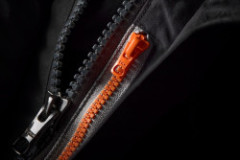 Detailný záber na kvalitné zapínanie bundy Dozer Basis Detailný záber na kvalitné zapínanie bundy Dozer Basis