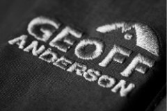 Logo značky Geoff Anderson na nepremokavej rybárskej bunde Logo značky Geoff Anderson na nepremokavej rybárskej bunde