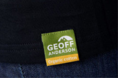 Detail etikety Organic Cotton na tri�ku Geoff Anderson