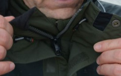 8. Mikroflísový  kryt zipsu na vrchnej časti chráni jemnú pokožku na krku pred chladom a trhaním chlpov u mužov