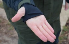 10. Elastické manžety na rukávoch s dierkou na palec bránia prenikaniu vlhka a chladu