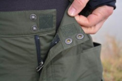 7. Zips s klopou a dvojitm zapnanm na cvok a poistka vo forme suchho zipsu ochrni pred nhodnm rozopnutm nohavc