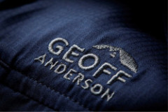 Geoff Anderson Ezmar Light logo na hrudi Geoff Anderson Ezmar Light logo na hrudi